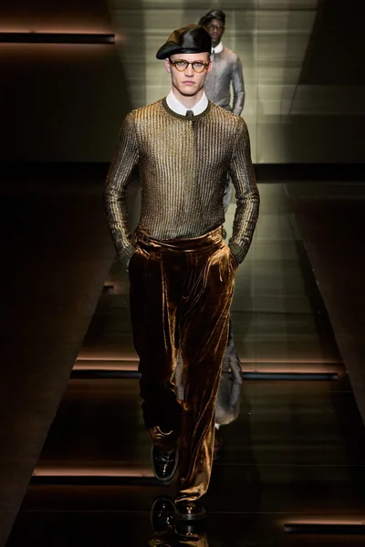 Look 16